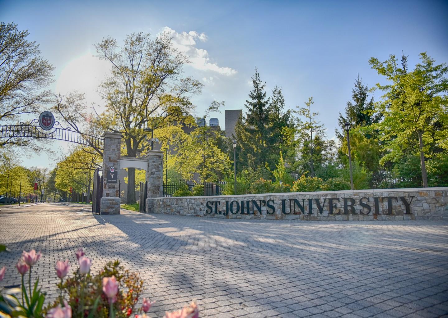 St. John's University อเมริกา